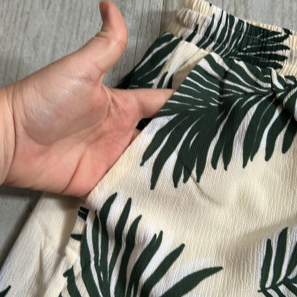 [Rêveuse] Palm Leaf Printed Shorts- Size Medium NWT - Picture 2 of 4